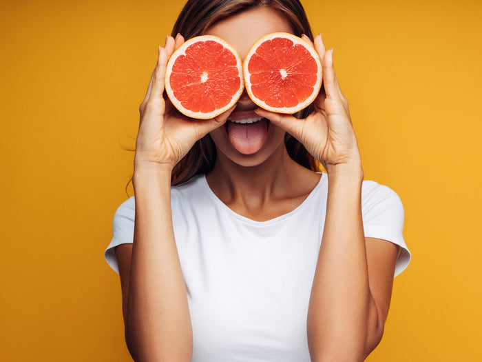 ¿Cuántos miligramos de vitamina C debo consumir al día?
